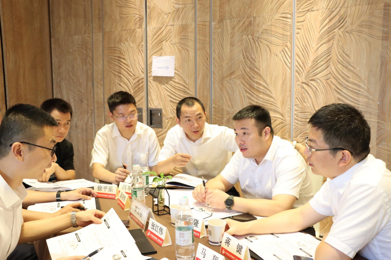 2021年6月25日-26日，尊凯实业二建组织开展了2021年中高层主管执行力培训。本次培训特邀清华、北大、上海交大总裁班讲师，中国企业家协会特聘高级讲师许晋老师进行授课。